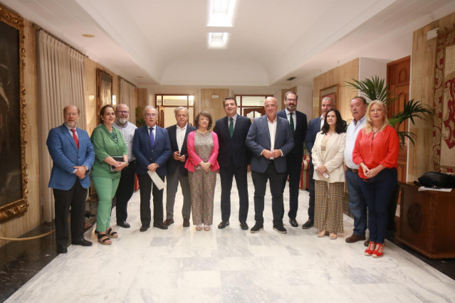 Asistentes a la reunión de la comisión sobre la base logística del Ejército.