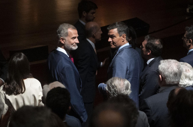 El Rey Felipe VI y el presidente del Gobierno, Pedro Sánchez