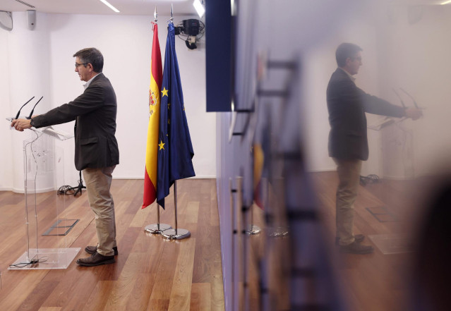 El portavoz del Grupo Parlamentario Socialista en el Congreso de los Diputados, Patxi López, interviene en una rueda de prensa previa a una Junta de Portavoces, en el Congreso de los Diputados