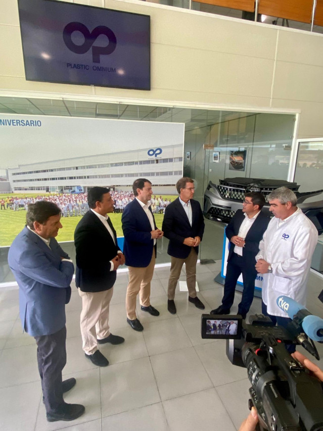 Feijóo junto a Fernández Mañueco en su visita a la planta de Plastic Onmnium.