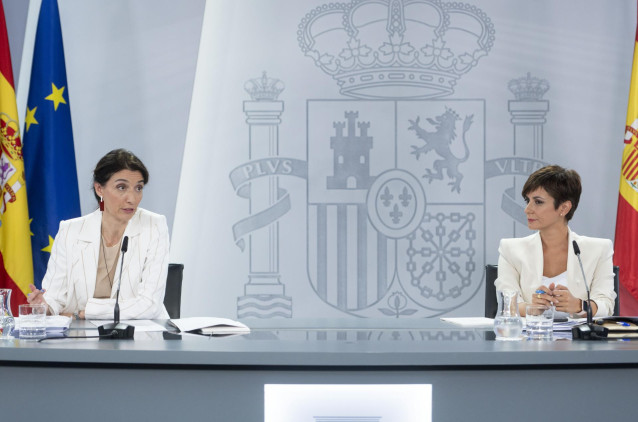 La ministra de Justicia, Pilar Llop (i) y la ministra Portavoz y de Política Territorial, Isabel Rodríguez (d), durante una rueda de prensa posterior a una reunión del Consejo de Ministros, en La Moncloa, a 13 de septiembre de 2022, en Madrid (España). Du