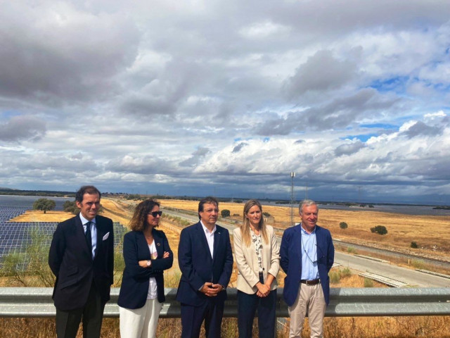 Izd a dcha. Rafael Benjumea, presidente UNEF; Olga Gacrcía, consejera para la Transición Ecológica y Sostenibilidad de la Junta de Extremadura; Guilermo Fernández Vara, presidente de la Junta de Extremadura; Sara Aagesen, secretaria de Estado de Energía