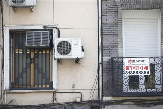 Archivo - Cartel de 'se vende' en el balcón de un piso de un edificio de Madrid.