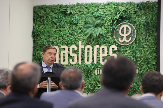 El ministro de Agricultura, Pesca y Alimentación, Luis Planas, responde a los medios tras una visita a las instalaciones de Pastores Grupo Cooperativo, a 9 de septiembre de 2022, en Zaragoza, Aragón (España).
