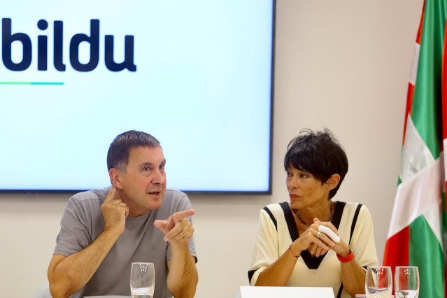El coordinador general de EH Bildu, Arnaldo Otegi y la portavoz de EH Bildu en el Parlamento vasco, Maddalen Iriarte, durante una reunión de la formación en San Sebastián