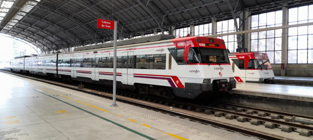Tren de Cercanías en la estación de Abando en Bilbao
