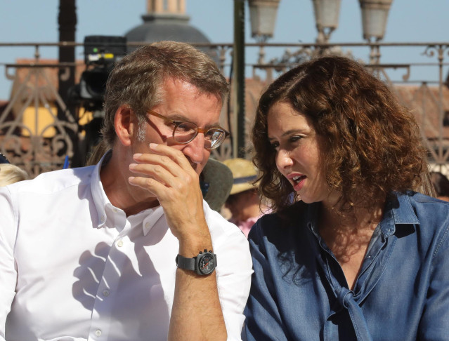 El líder del Partido Popular, Alberto Núñez Feijóo, y la presidenta de la Comunidad de Madrid y del PP regional, Isabel Díaz Ayuso,  conversan en el acto de inauguración del nuevo curso político de los populares madrileños, a 2 de septiembre de 2022, en A