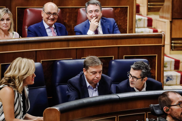 (I-D) La ministra de Educación y Formación Profesional, Pilar Alegría; el ministro de Agricultura, Alimentación y Pescadería, Luis Planas y el ministro de la Presidencia, Relaciones con las Cortes y Memoria Democrática, Félix Bolaños, durante una sesión p