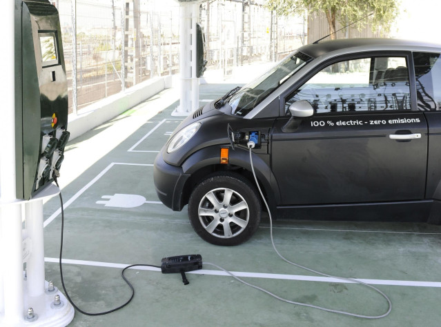 Archivo - Recarga de vehículo eléctrico