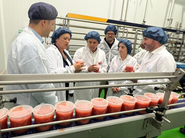 EL consejero Agua, Agricultura, Ganadería Pesca, Medio Ambiente y Emergencias, Antonio Luengo, y el diputado regional del PP, Jesús Cano, en la visita a una empresa líder en el sector en Alhama de Murcia.