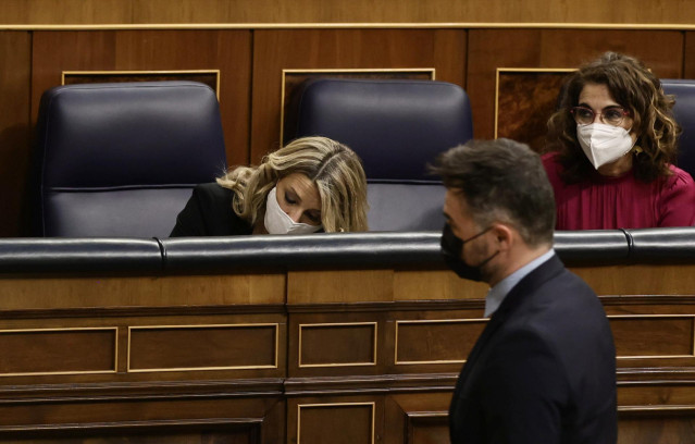 Archivo - El portavoz de ERC en el Congreso, Gabriel Rufián, pasa por delante de la vicepresidenta segunda del Gobierno y ministra de Trabajo y Economía Social, Yolanda Díaz (i); y la ministra de Hacienda, María Jesús Montero, en una sesión plenaria en el