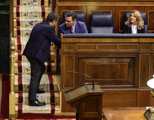 Archivo - El ministro de la Presidencia, Félix Bolaños (i), y el presidente del Gobierno, Pedro Sánchez, conversan en una sesión plenaria, en el Congreso de los Diputados, a 28 de abril de 2022, en Madrid (España).