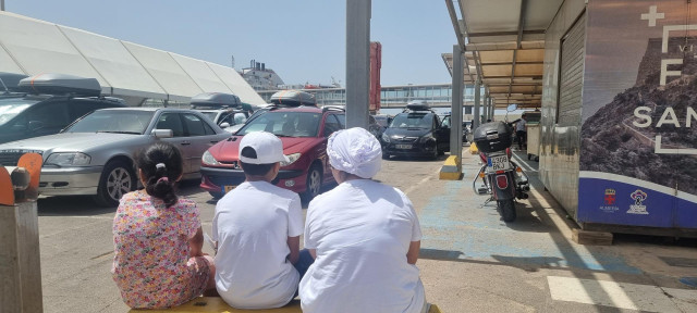 Archivo - Pasajeros esperan a embarcar en los ferries de la OPE que parten para el Magreb