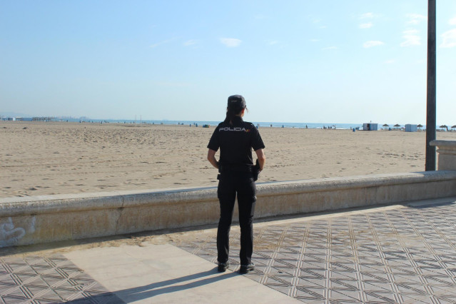 Archivo - Fotografía recurso de una agente de la Policía Nacional.