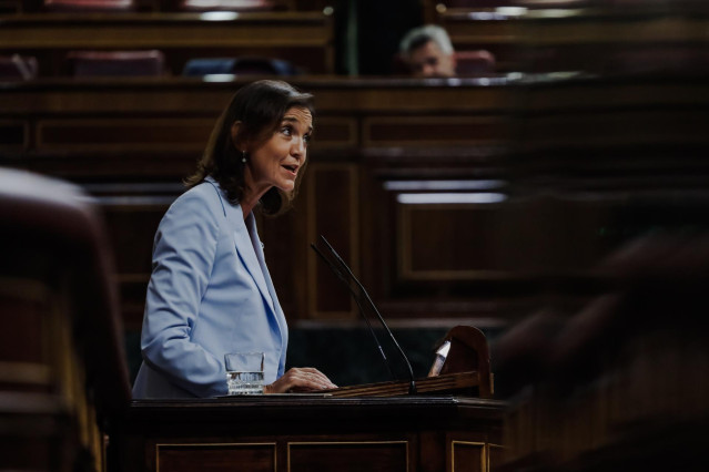 La ministra de Industria, Comercio y Turismo, Reyes Maroto, durante una sesión plenaria en el Congreso de los Diputados, a 14 de septiembre de 2022, en Madrid (España). El pleno aprobó ayer iniciar la tramitación de la reforma del Estatuto de Autonomía de