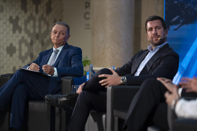El presidente de la Confederación Empresarial de la Comunidad Valenciana (CEV) y vicepresidente de la CEOE, Salvador Navarro (i), y el presidente de Cox Energy y Grant Thornton, Enrique Riquelme (d), durante la apertura del encuentro informativo organizad