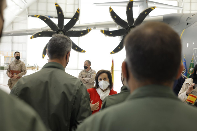 Archivo - La ministra de Defensa, Margarita Robles, en una visita a la Base Aérea de Zaragoza para agradecer el trabajo realizado en la preparación y transporte de los cargamentos de ayuda a Ucrania