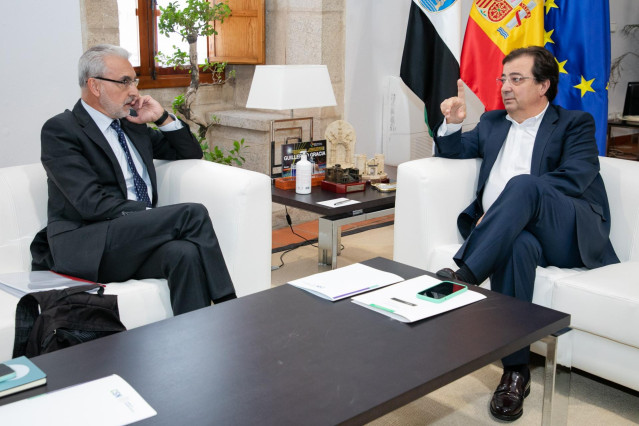 Juan Carlos Lentijo y Guillermo Fernández Vara, durante su reunión en el despacho del presidente extremeño.
