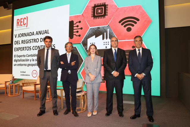 Fernando Cuñado, presidente del REC; Juan Carlos de Margarida, secretario general del CGE; Amparo López Senovilla, subsecretaria de Asuntos Económicos y Transformación Digital; Ferrán Rodríguez Arias, presidente del ICJCE, y Francisco Gracia, vicepresiden