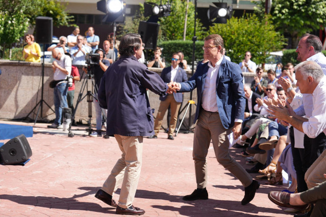 Archivo - El expresidente del Gobierno, José María Aznar (i), saluda al presidente del Partido Popular (PP), Alberto Núñez Feijóo (d), tras intervenir en el homenaje a Miguel Ángel Blanco, a 9 de julio de 2022, en Ermua, Vizcaya, País Vasco (España). El P