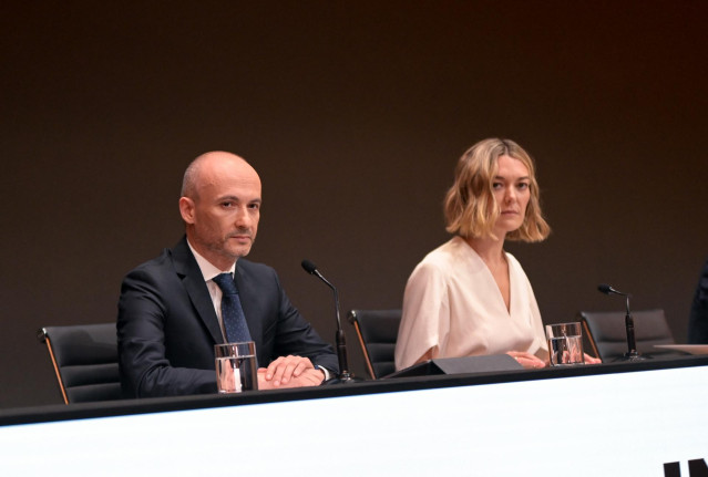 Archivo - El consejero delegado de Inditex, Óscar García Maceiras, y la presidenta de Inditex, Marta Ortega, durante la primera convocatoria de la Junta General de Accionistas de Inditex, en la sede corporativa de la compañía, a 12 de julio de 2022, en Ar