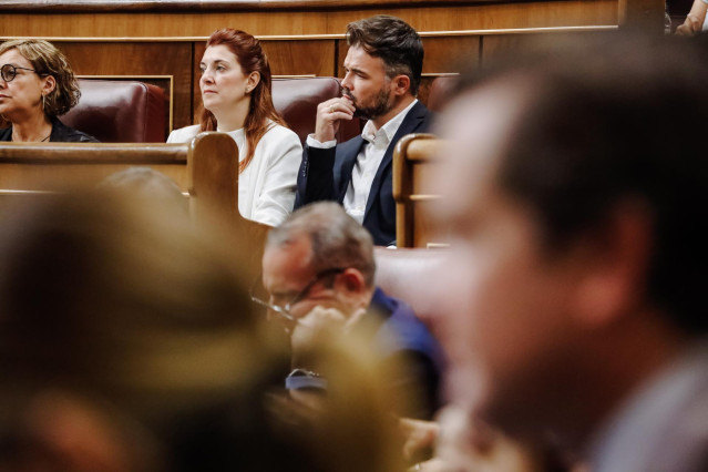 La diputada de ERC, Carolina Telechea y el portavoz de ERC en el Congreso de los Diputados, Gabriel Rufián, durante una sesión plenaria