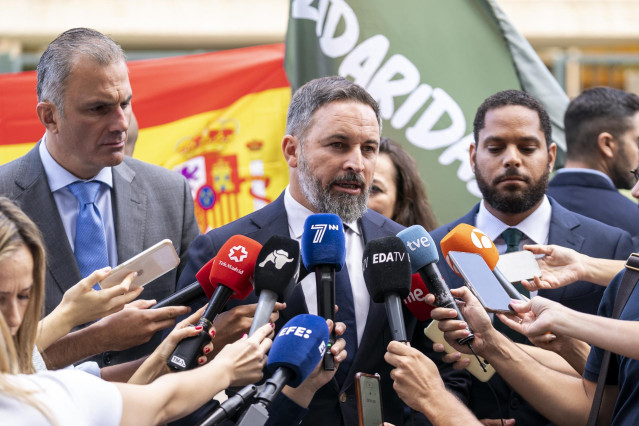El presidente de Vox, Santiago Abascal, en declaraciones a los medios tras presentar un recurso en el Tribunal Constitucional contra la Ley de la Generalitar que 'salva' el 25% en castellano