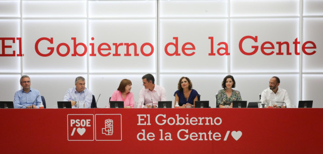 (I-D) El secretario de Organización del partido socialista, Santos Cerdán; la vicepresidenta primera del Senado y presidenta del PSOE, Cristina Narbona; el presidente del Gobierno y secretario general del PSOE, Pedro Sánchez; la número dos del partido y m