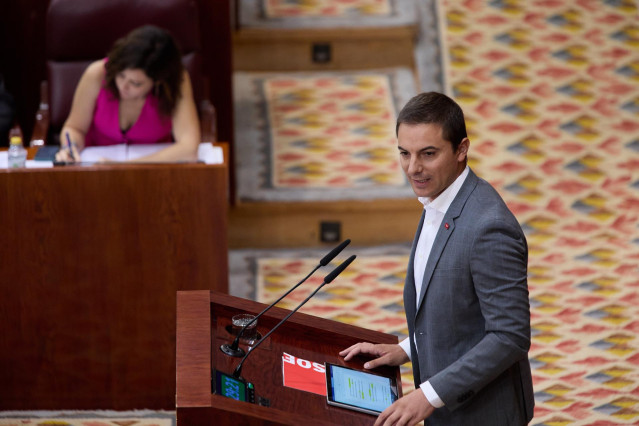 El secretario general del PSOE-M, Juan Lobato, interviene durante la segunda jornada del debate del Estado de la Región, en la Asamblea de Madrid, a 13 de septiembre de 2022, en Madrid (España). Los grupos parlamentarios de la oposición en la Asamblea de