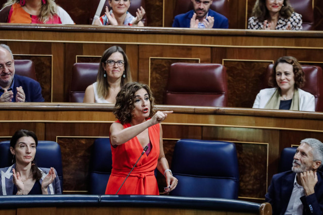 La ministra de Hacienda y Función Pública, María Jesús Montero, interviene en una sesión plenaria en el Congreso de los Diputados, a 14 de septiembre de 2022, en Madrid (España).