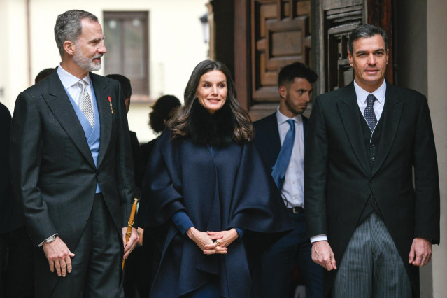 Archivo - El Rey Felipe, la Reina Letizia y el presidente del Gobierno, Pedro Sánchez, llegan a la entrega del Premio de Literatura en Lengua Castellana 
