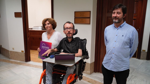 El portavoz de Unidas Podemos, Pablo Echenique, junto a los diputados del grupo Pilar Garrido y Rafa Mayoral tras registrar su proposición de ley para limitar la subida de las hipotecas de tipo variable.