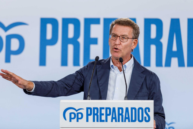 El presidente del Partido Popular, Alberto Núñez Feijóo, interviene en la Junta Directiva Regional del PP, en la Finca 