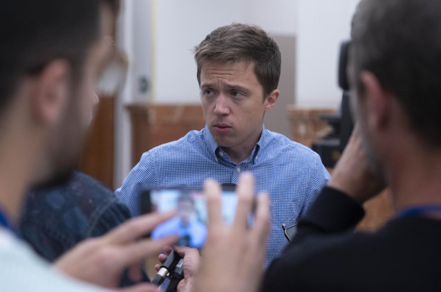 El líder de Más País, Íñigo Errejón, a su salida de una sesión plenaria, en el Congreso de los Diputados, a 15 de septiembre de 2022, en Madrid (España).