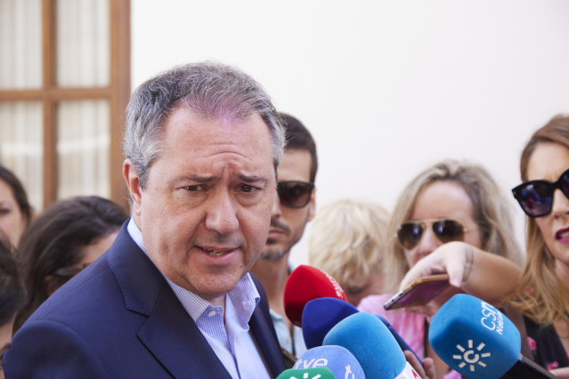 El secretario general del PSOE de Andalucía y Portavoz del Grupo Parlamentario Socialista, Juan Espadas, realiza valoración a los medios de comunicación sobre la sentencia de los ERE durante el segundo día de la primera sesión parlamentario ordinaria de l