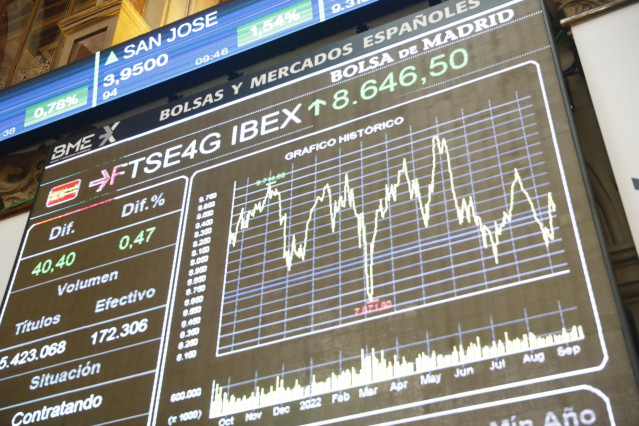 Paneles con los índices bursátiles en el Palacio de la Bolsa, a 14 de septiembre de 2022, en Madrid (España).
