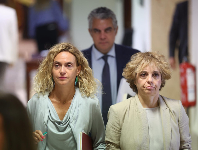 La presidenta del Congreso, Meritxell Batet (i) y La vicepresidenta tercera del Congreso de los Diputados, Gloria Elizo (d), a su llegada a una rueda de prensa previa a una Junta de Portavoces, en el Congreso de los Diputados, a 13 de septiembre de 2022,