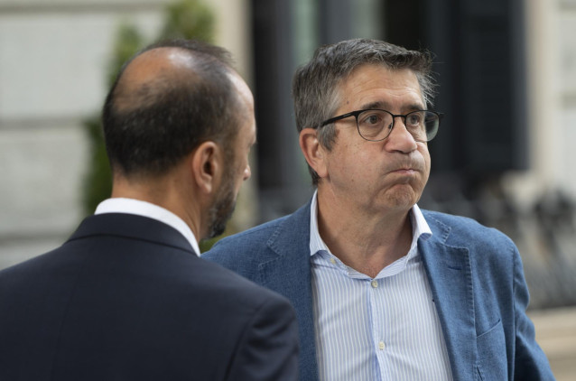 El vicepresidente primero del Congreso de los Diputados por el PSOE, Alfonso Rodríguez Gómez de Celis (i) y el portavoz del PSOE en el Congreso de los Diputados, Patxi López (d), conversan en la salida de una sesión plenaria, en el Congreso