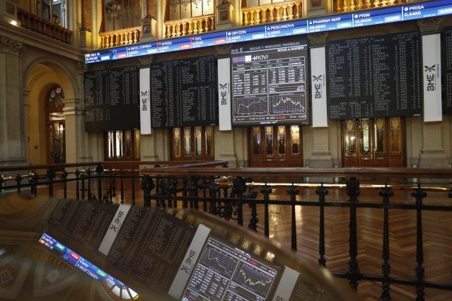 Paneles con los índices bursátiles en el Palacio de la Bolsa, a 14 de septiembre de 2022, en Madrid (España).  El Ibex 35 ha abierto la sesión de este miércoles con comportamiento plano (+0,05%), lo que ha llevado al selectivo a situarse en los 8.067,8 en