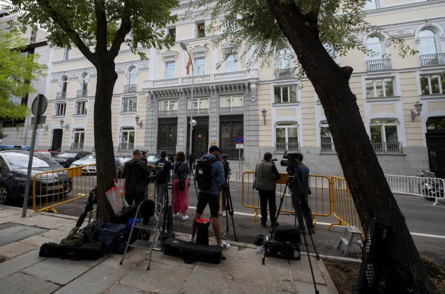 Medios de comunicación esperan en las inmediaciones del Consejo General del Poder Judicial (CGPJ)