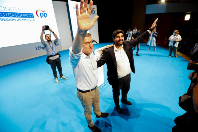 Archivo - El presidente del Partido Popular, Alberto Núñez Feijóo (i), y el presidente de Murcia, Fernando López Miras, llegan al Congreso del PP de la Región de Murcia, a 15 de julio de 2022, en Murcia (España).