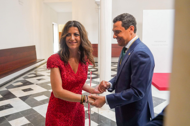 Archivo - La portavoz de Vox, Macarena Olona, felicita a el Presidente de la Junta, Juanma Moreno, la toma de  posesión como presidente de la XII legislatura en la explanada del Palacio de San Telmo a 23 de julio del 2022 en Sevilla (Andalucía, España)