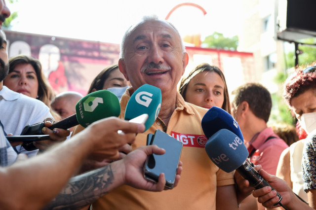 Archivo - El secretario general de UGT, Pepe Álvarez, habla con los medios durante una concentración de CCOO y UGT para exigir salarios dignos frente a la sede de la Confederación Española de Organizaciones Empresariales (CEOE) y la Confederación Empresar