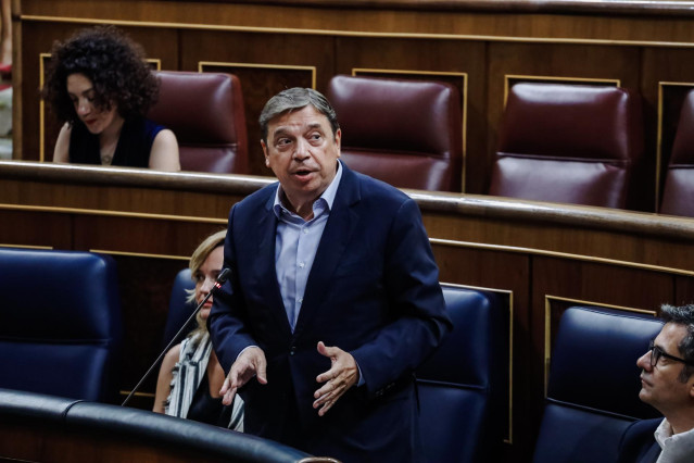 El ministro de Agricultura, Pesca y Alimentación, Luis Planas, interviene durante una sesión plenaria en el Congreso de los Diputados, a 14 de septiembre de 2022, en Madrid (España). El pleno aprobó ayer iniciar la tramitación de la reforma del Estatuto d