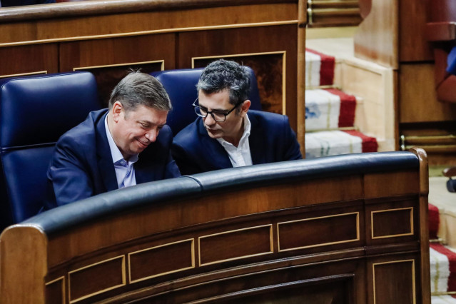 El ministro de Agricultura, Alimentación y Pescadería, Luis Planas y el ministro de la Presidencia, Relaciones con las Cortes y Memoria Democrática, Félix Bolaños, durante una sesión plenaria en el Congreso de los Diputados.