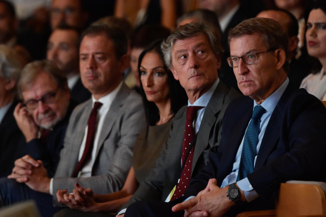 El presidente del PP, Alberto Núñez Feijóo (1d), y el presidente de Amefmur, José María Tortosa (2d), durante la conferencia inaugural de la segunda edición de 'Avanza', el foro de Empresa Familiar, en el Auditorio y Centro de Congresos Víctor Villegasa,