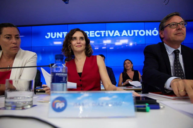 Archivo - (I-D) La vicesecretaria de Organización y Territorial del PP de Madrid y alcaldesa de Arroyomolinos, Ana Millán; la presidenta del Partido Popular de Madrid, Isabel Díaz Ayuso ; el secretario general del PP de Madrid y portavoz en la Asamblea, A