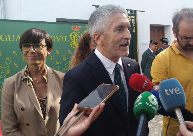El ministro del Interior, Fernando Grande-Marlaska, hace declaraciones a los medios junto a la directora general de la Guardia Civil, María Gámez