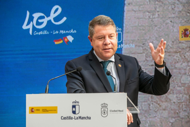 El presidente de Castilla-La Mancha, Emiliano García-Page, en la firma del protocolo para la reordenación del entorno del antiguo Hospital de ‘Nuestra Señora de Alarcos'.