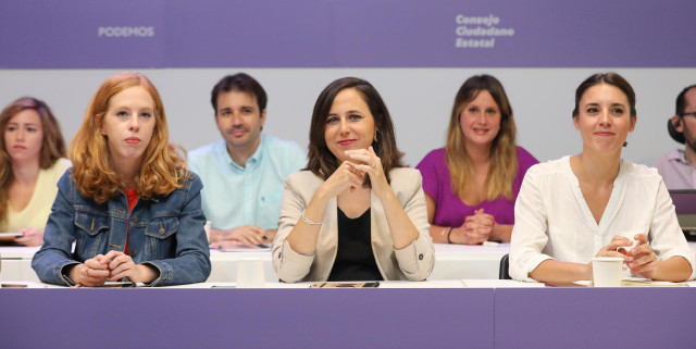 (I-D) La secretaria de Organización de Podemos, Lilith Verstrynge; la ministra de Derechos Sociales y Agenda 2030, Ione Belarra; y la ministra de Igualdad, Irene Montero; durante la apertura del Consejo Ciudadano Estatal en la sede de Podemos, a 16 de sep